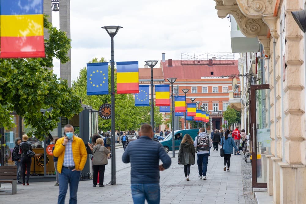 Pénzbírsággal kényszerítenék a román zászló csókolgatására a magyarokat