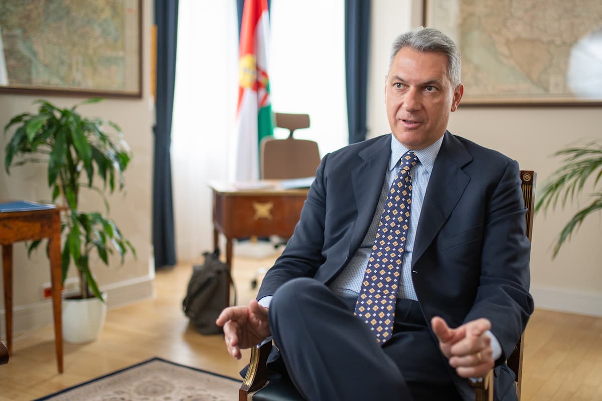 Lázár János lemond