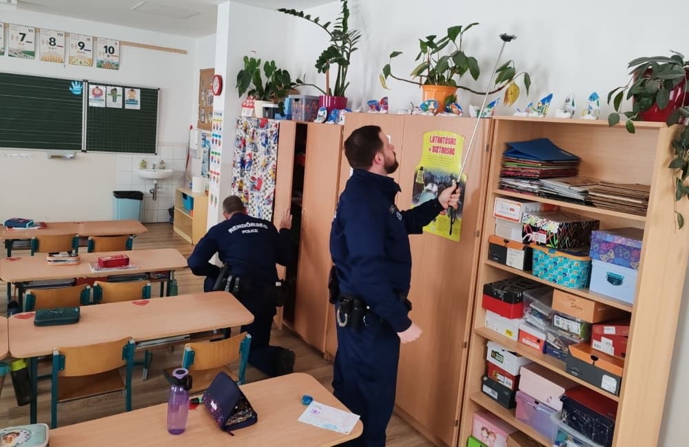 Tanintézménybe elhelyezett bombával fenyegetett egy fiatal Budapesten