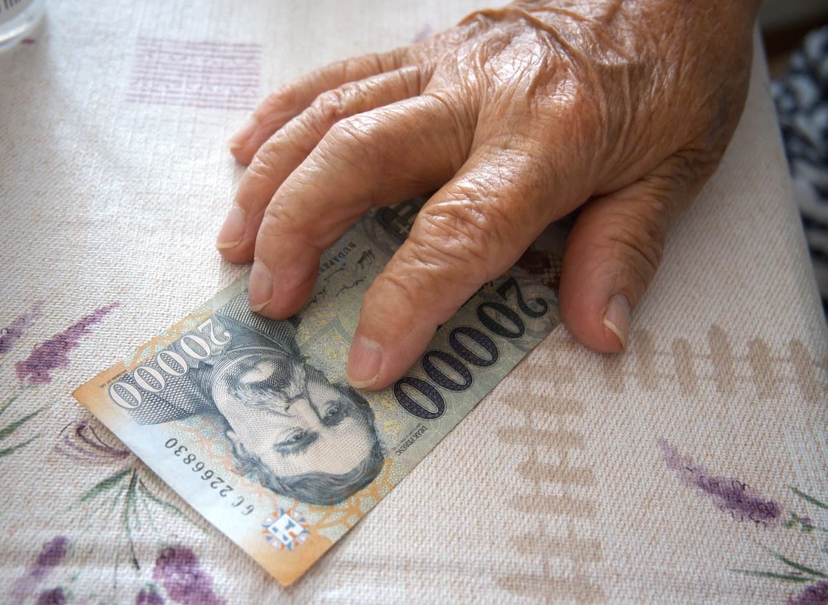 Ez történhet a magyar idősekkel, ha a kormány elveszi az extra nyugdíjat
