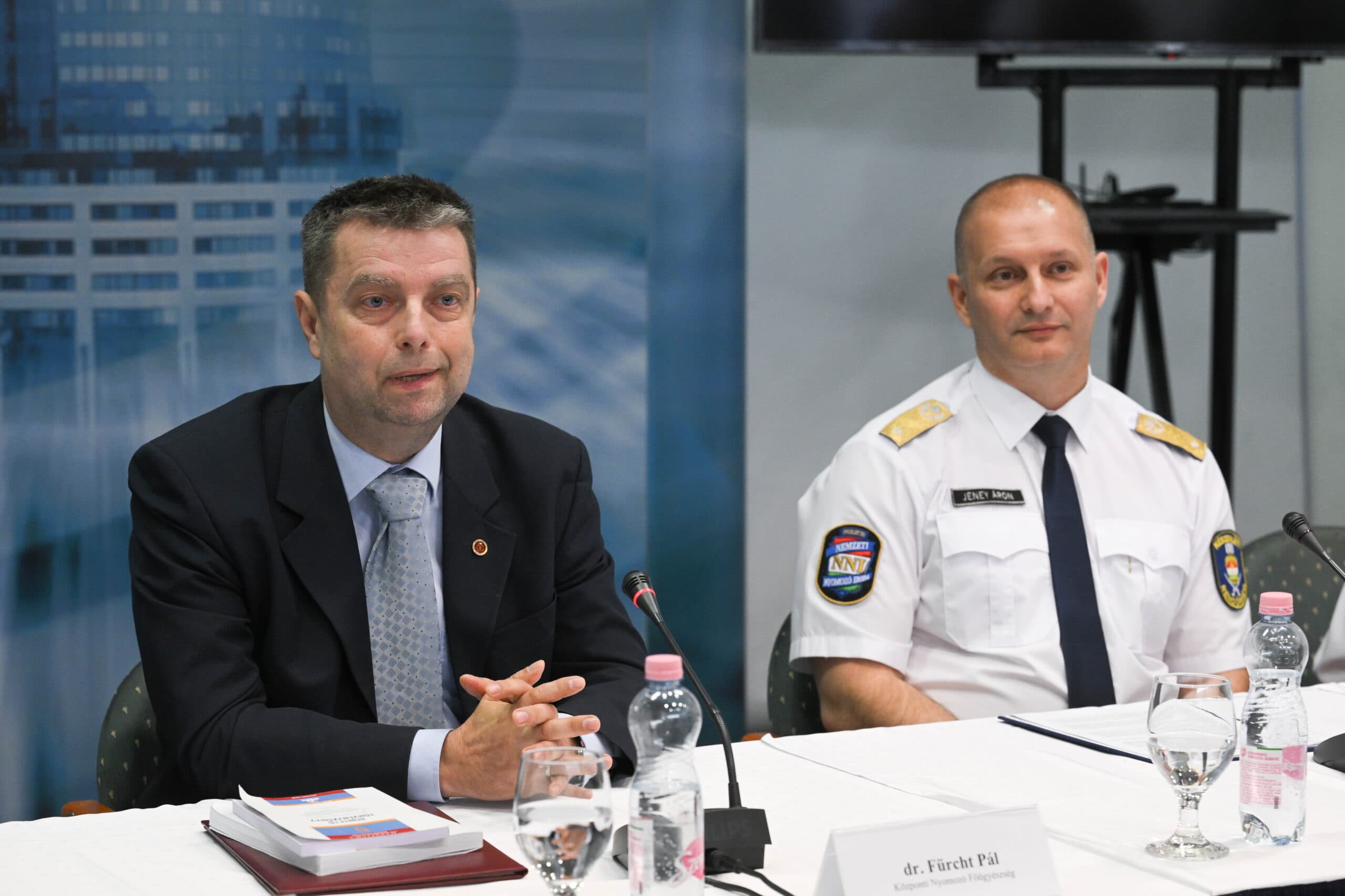 Fordulat az aranykonvoj-ügyben: Magyar Péterrel sms-ezgetett a főügyész