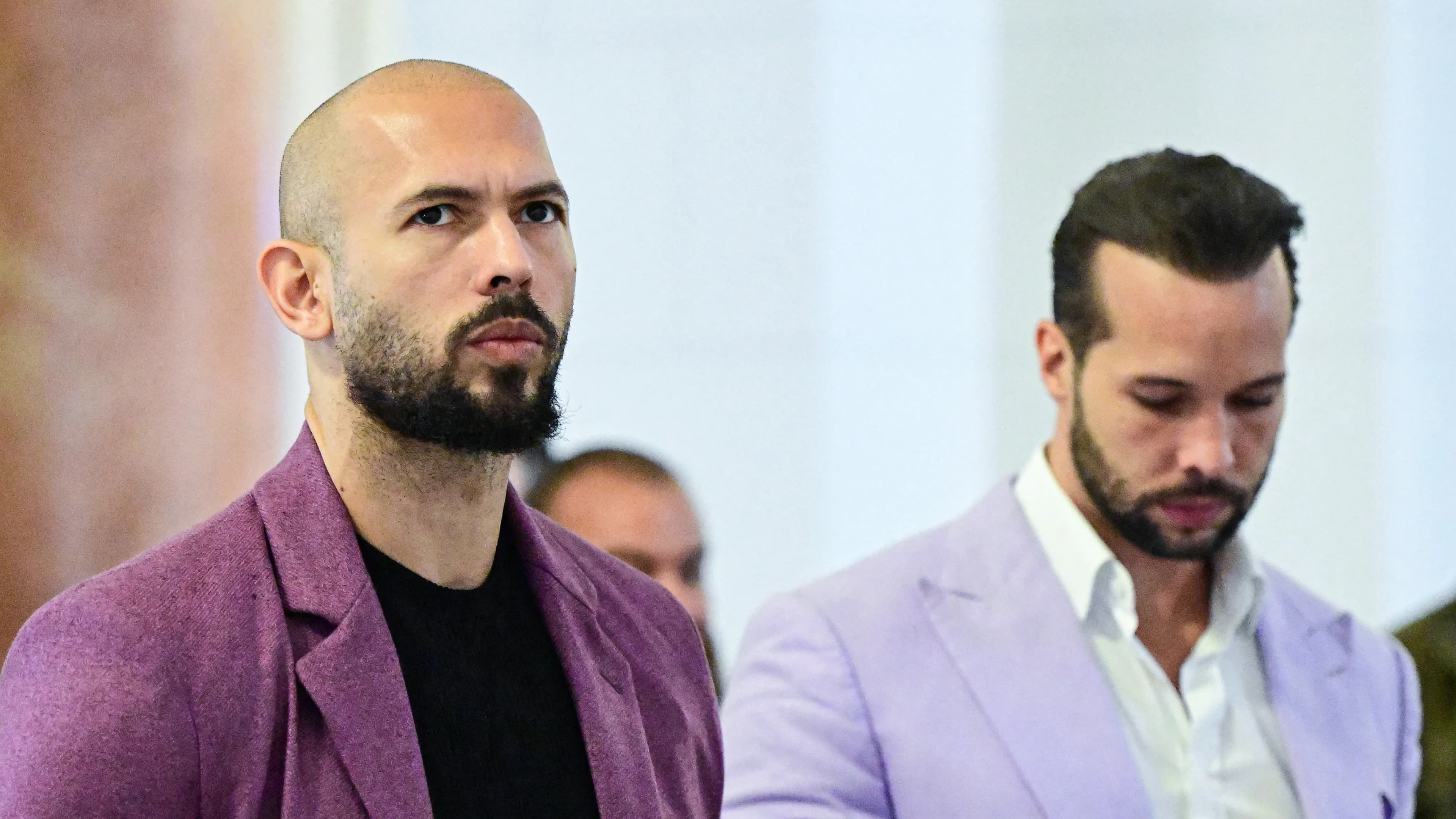 Őrizetbe vették a Tate-testvéreket