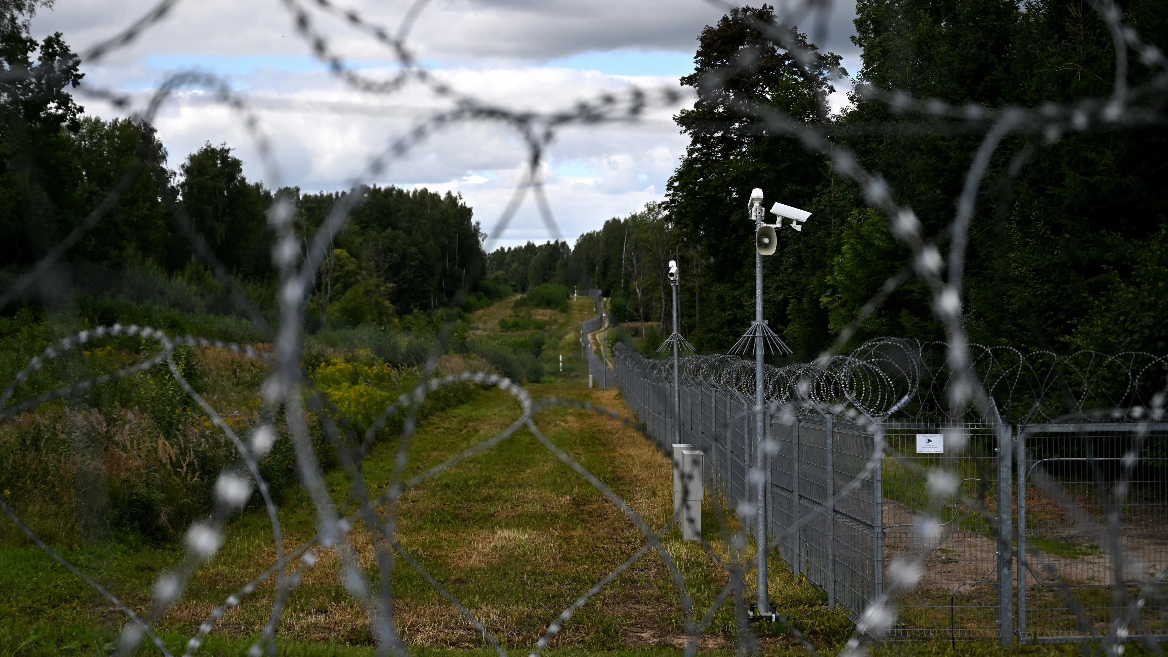 Járművek mozgását gátló árkokat alakítanak ki az oroszország és a fehérorosz határnál Litvániában