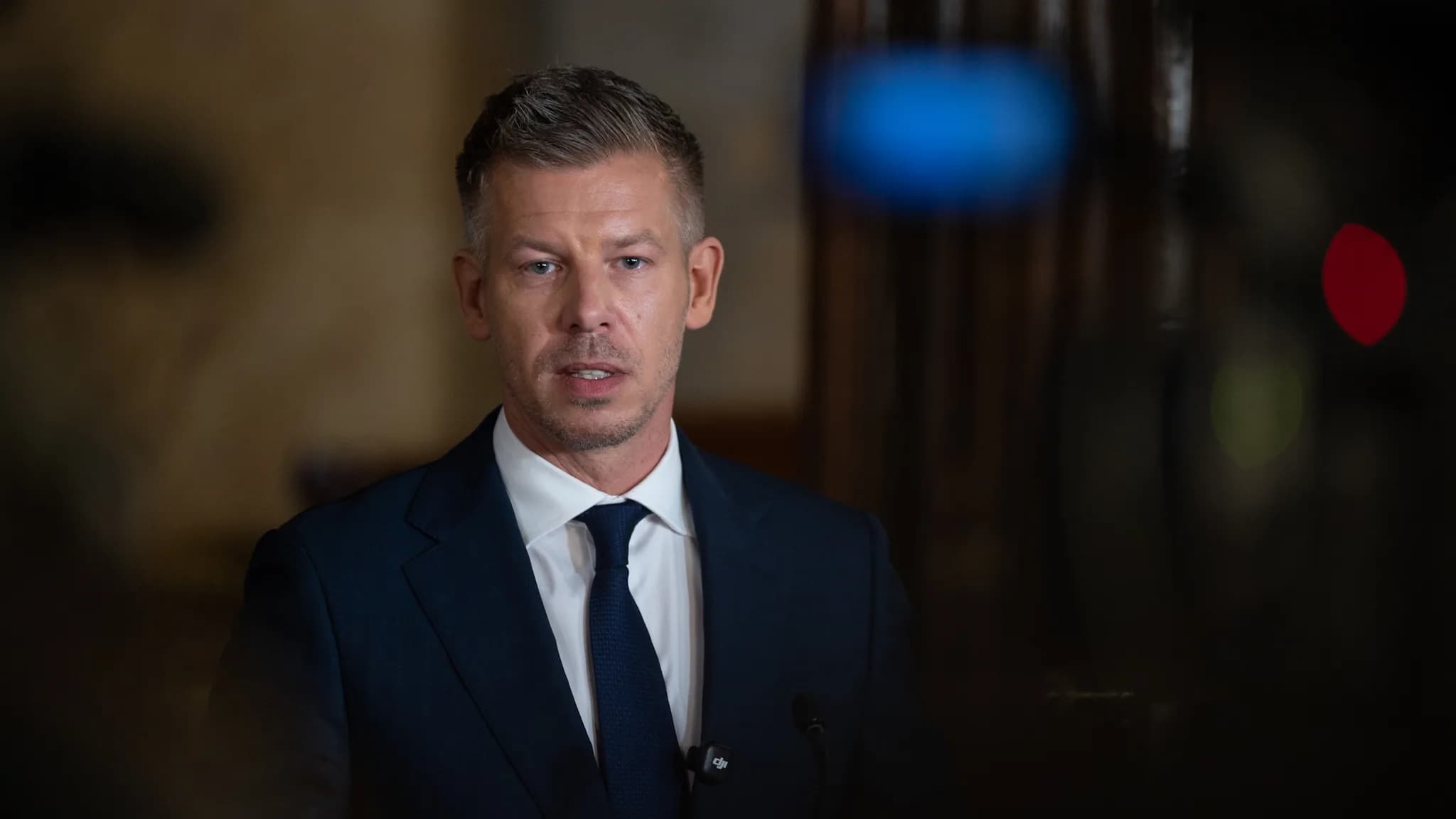 Magyar Péter: a kormány december végéig meghosszabbítja a tömeges bevándorlás okozta válsághelyzetet