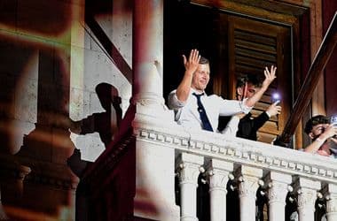 Így bulizott Magyar Péter a Parlament erkélyén, óriási tömeg a Kossuth téren - fotók