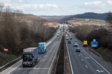 1,3 százalékkal drágulnak az autópálya-matricák jövőre