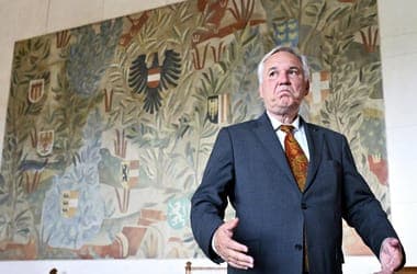 Bécsben irigykednek a budapesti kétharmadra, így csak kiutálni tudják a parlament széljobbos elnökét