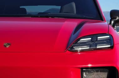 Audi gúnyában tesztelik a villanyról benzinre visszaállított új Porschét