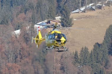 Babakocsikkal próbáltak túrázni a hegyekben, helikopterek is kellettek a mentéshez