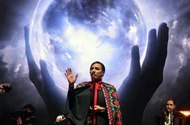Tojásdobálást szerveztek Tóth Gabi koncertjére – állítja a fideszes polgármester