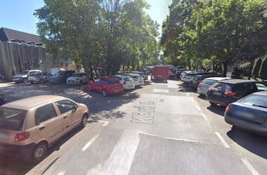 Arról indult szavazás Újbudán, hogy lehessen-e a járdát elfoglalva parkolni