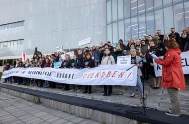Tüntettek a könyvtárosok Pécsen, radikális lépéseket lengetett be a szakszervezet