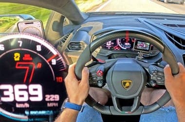 Videó: Ilyen, amikor közel 370-nel suhan egy Lamborghini Revuelto a német autópályán