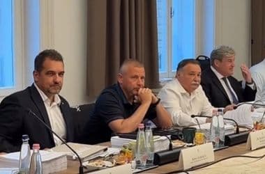 Ez megy a kulisszák mögött: Magyar Péter bevitte a kamerát a kormányülésre