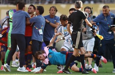 Paredest tíz, Molinát hét meccsre tiltották el a foci-vb döntőjén bemutatott ámofutásuk miatt