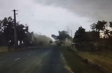Elképesztő videón, ahol fákat tép ki a szélvihar Fülesden