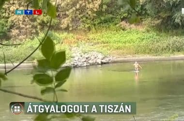 Olyan alacsony a Tisza vízállása Szolnoknál, hogy egy férfi simán átgyalogolt a túlpartra