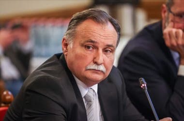 „Ez most mire volt jó, kedves Takács Péter?” – Gajdos László megvédte államtitkárát, akit fideszesek azzal vádoltak meg, hogy krízishelyzetben ment nyaralni