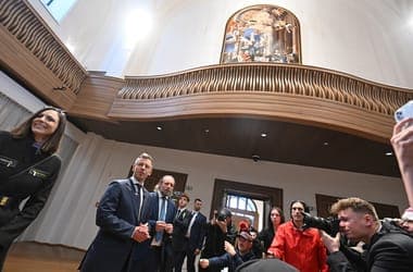 Magyar Péter kormánya nem tudja úgy méregteleníteni az országot, hogy maga ne fertőződjön meg – a Spiegel a Karmelitában járt
