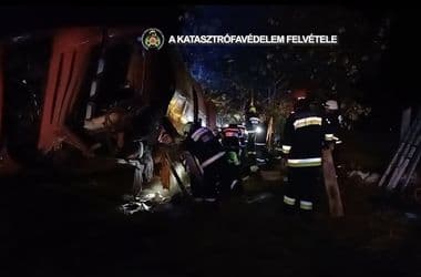 Busztragédia az M3-ason: videón a mentés