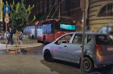 Kiszállt átadni a pizzát egy futár Budapesten, közben ellopták az autóját – videó