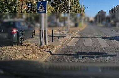 Mindenáron előzni akart, végül pirosnál a járdaszigeten hajtott át az autós Újpalotán – videó