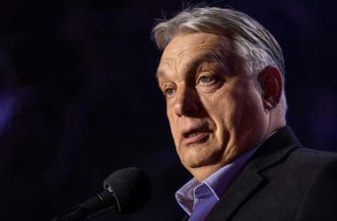 Orbán Viktor még mindig az Adrián nyaral, most a fiával és Tiborcz Istvánnal fotózták le