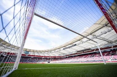 A tilalom ellenére is öntözik a gyepet több stadionban