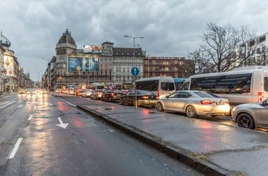 Villamosmegállóba csapódott egy autó a Blaha Lujza téren