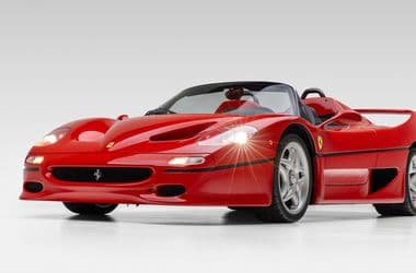 Nem véletlenül ér 6,5 milliárd forintot ez a 29 évesen vadonatúj Ferrari