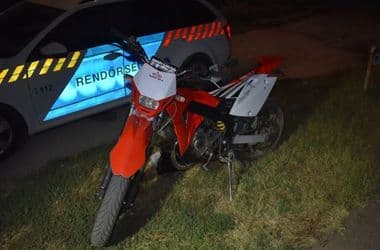 Egyszerűen lelökte a motorjáról a fiatalt egy férfi, mert az nem akarta odaadni neki a járgányt