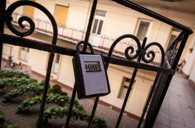 Új szabályokat vezet be az Airbnb, többé nem kötelezhetik a vendégeket mosogatásra