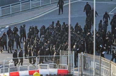 Feketébe öltözött, maszkos tüntetők bénították meg a doveri kikötőt