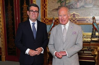 Károly király megbízta a kormányalakítással Andy Burnhamet