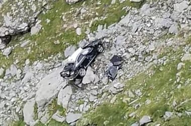 Megint szakadékba gurult egy autó a Transzfogarason, miután a sofőr kiszállt fényképezni