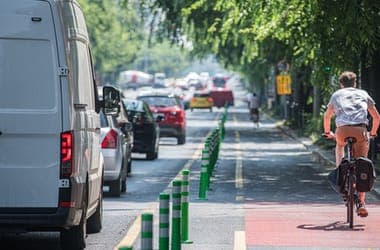 Eltűnnek a járdáról a kerékpársávok a József körút egy részén