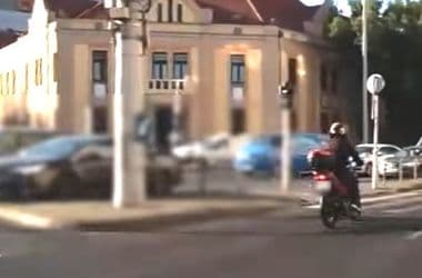 Pirosban szaladt az útra a gyalogos, a motoros már nem tudta elkerülni – videó