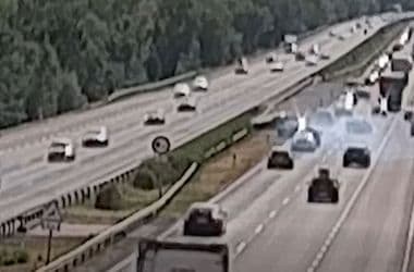 Későn vette észre a torlódást, súlyos baleset okozott egy autós az M7-esen – videó