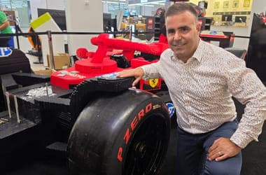 Az egyetlen magyar F1-es pilótával csomagoltuk ki a Lego életnagyságú vezethető Ferrariját