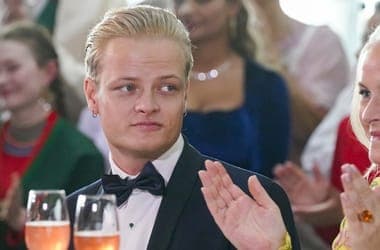 Kiengedik a házi őrizetből a norvég királynő fiát, hogy ott lehessen V. Harald temetésén