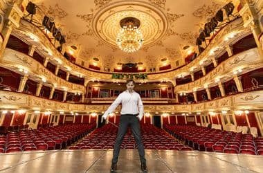 „Úgy működöm, mint hajdanán az operettszerzők, Kálmán Imre vagy Lehár Ferenc” – így született Az Öltöny című dzsesszopera zenéje