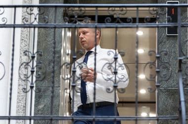 Neue Zürcher Zeitung-elemzés: Magyar Péter villámgyorsan szétzúzza az Orbán-rendszert – vitatott módszerekkel