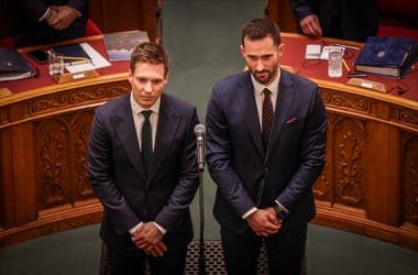 Videó: nem tudta elmondani az eskü szövegét a két új fideszes képviselő