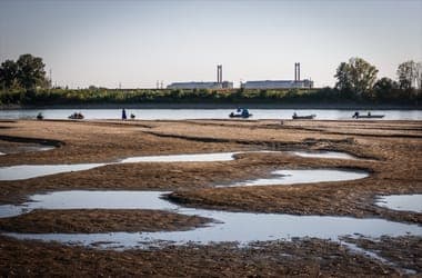Magyar Péter megmutatta, hogy elkezdődtek a bárkák elsüllyesztését előkészítő munkálatok Paksnál