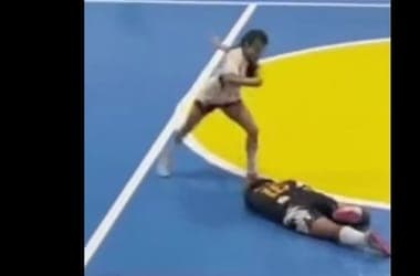 Brutálisan felrúgta, majd kétszer fejbe rúgta ellenfelét egy brazil női futsalos – videó