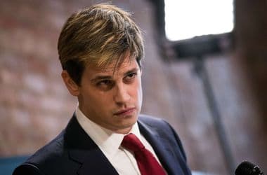 Alig dobták ki az USA-ból a hajdani trumpista üdvöskét, már át is tért az iszlámra
