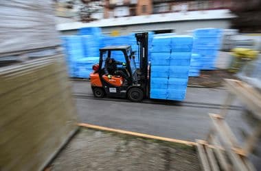 Elég közel lenni a tűzhöz – ezek a cégek kaszálták a legnagyobbat a padlásszigetelési bizniszben a Fidesz-rendszerben