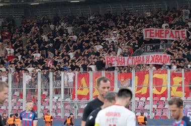 Fotók: a háborús bűnös Ratko Mladicot éltették a Crvena zvezda szurkolói csapatuk csehországi El-meccsén