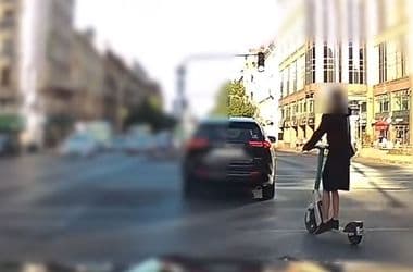 Csak idő kérdése volt, hogy elütik: érthetetlen rolleres az Astoriánál – videó