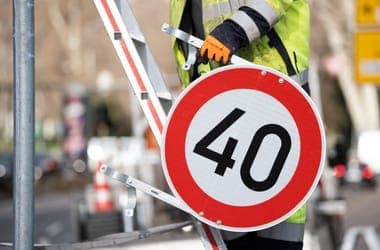 Nem igaz, hogy műholdról korlátozná az autók sebességét az EU